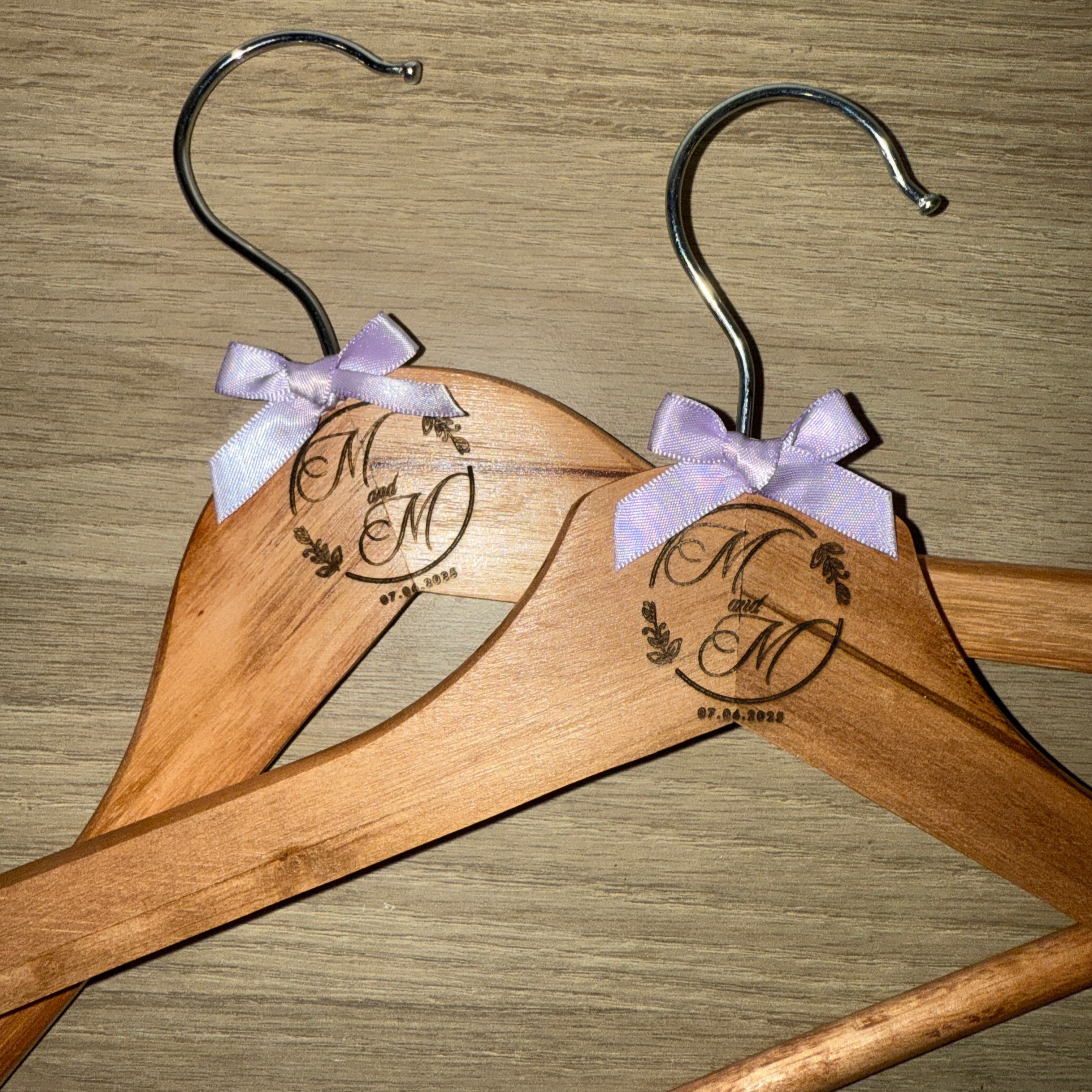 Cintres personnalisés gravés