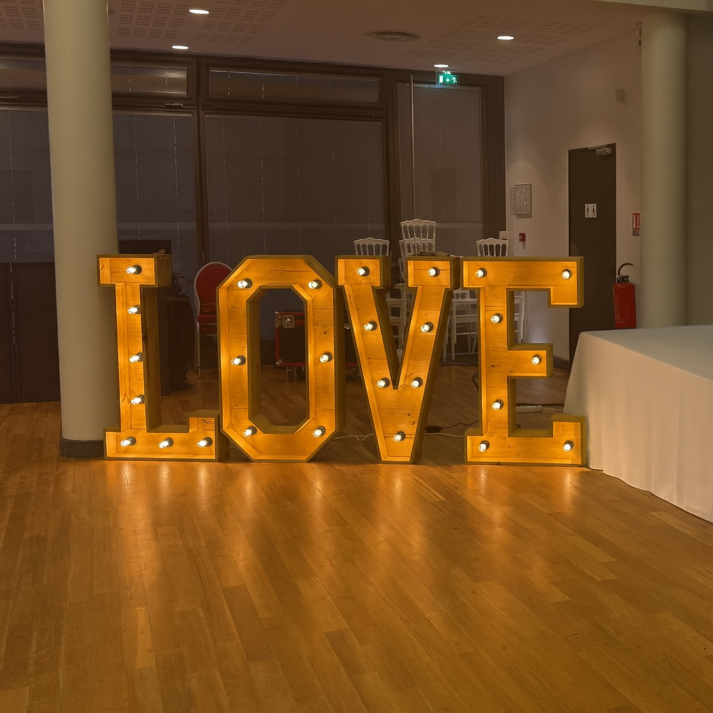 Lettres lumineuses LOVE en bois